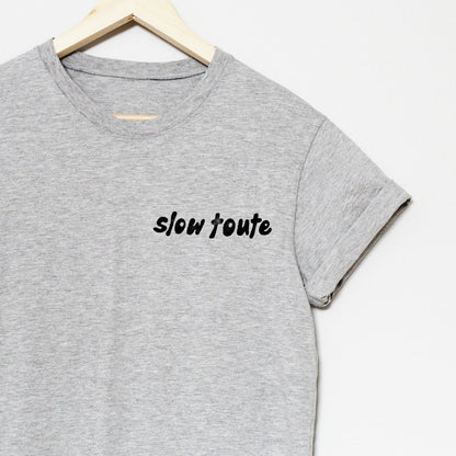 T-shirt Slow toute, t-shirt UNISEX imprimé à la main, tee-shirt calligraphie, mode minimaliste, vêtements uniques, citation français, mode éthique