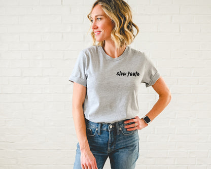T-shirt Slow toute, t-shirt UNISEX imprimé à la main, tee-shirt calligraphie, mode minimaliste, vêtements uniques, citation français, mode éthique