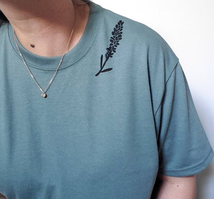 T-shirt lavande, tee-shirt à fleurs unisexe imprimé à la main, design végétal minimaliste, t-shirt imprimé en bloc unique, chemise d'été douce, mode éthique