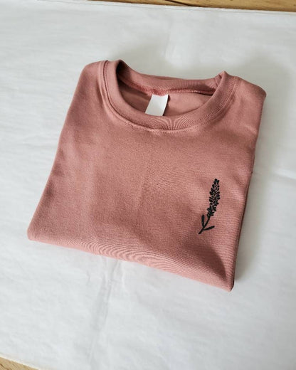 T-shirt lavande, tee-shirt à fleurs unisexe imprimé à la main, design végétal minimaliste, t-shirt imprimé en bloc unique, chemise d'été douce, mode éthique