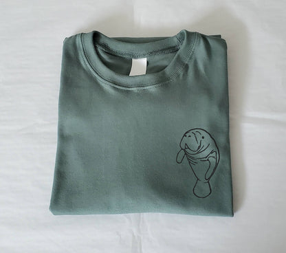 T-shirt lamantin, tee-shirt unisexe imprimé à la main, chemise de vache de mer minimaliste, t-shirt imprimé en bloc unique, chemise d'été douce, mode éthique