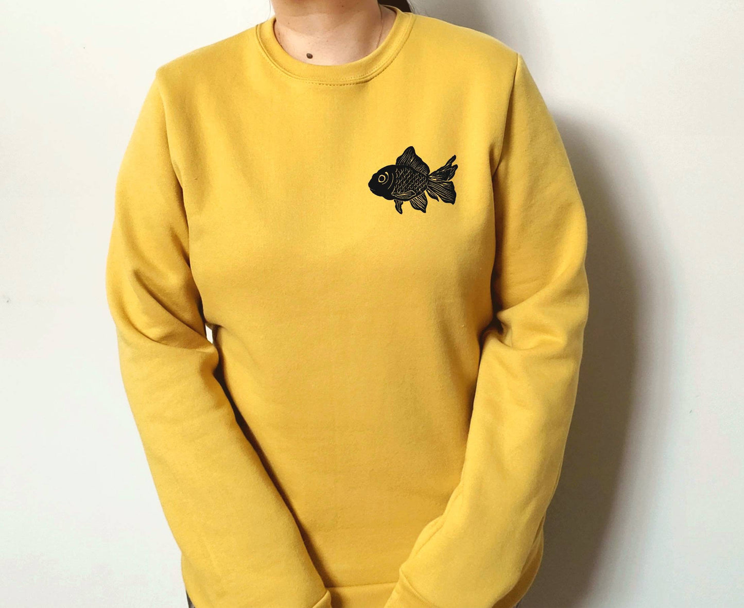 Sweat-shirt de poisson, col d’équipage imprimé à la main unisexe, illustration de poisson d’or imprimé en bloc, pull en polaire douce, vêtements d’automne, mode éthique