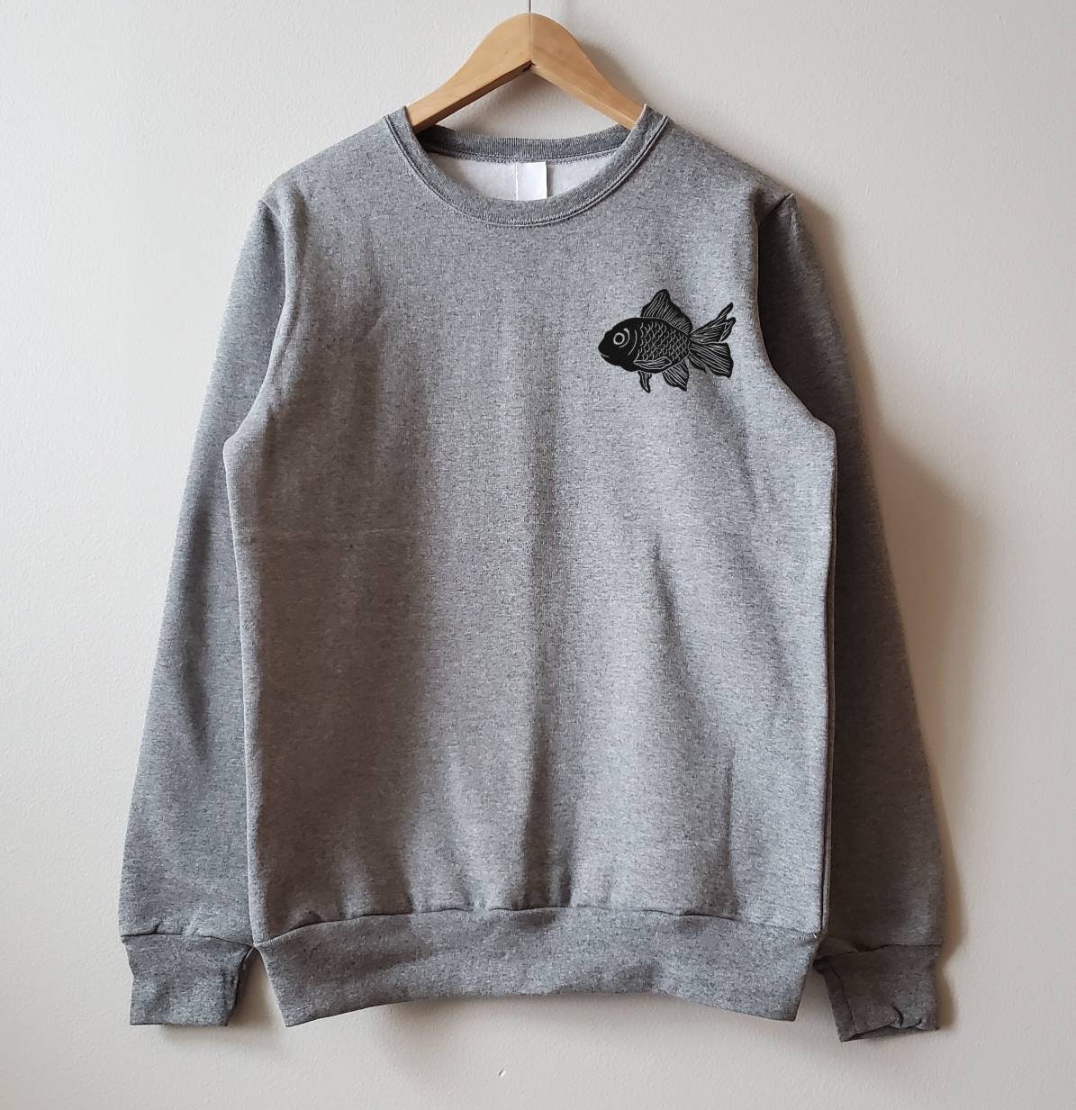 Sweat-shirt de poisson, col d’équipage imprimé à la main unisexe, illustration de poisson d’or imprimé en bloc, pull en polaire douce, vêtements d’automne, mode éthique