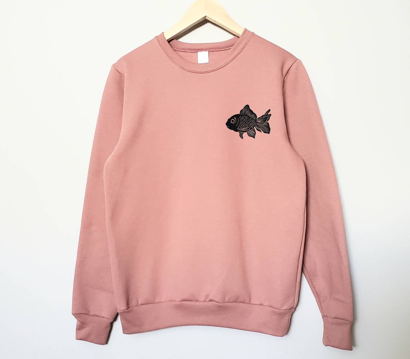 Sweat-shirt de poisson, col d’équipage imprimé à la main unisexe, illustration de poisson d’or imprimé en bloc, pull en polaire douce, vêtements d’automne, mode éthique