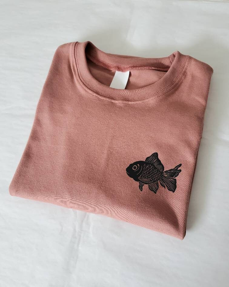 T-shirt de poisson, tee-shirt unisexe imprimé à la main, chemise de poisson d’or minimaliste, t-shirt doux imprimé en bloc unique, mode éthique