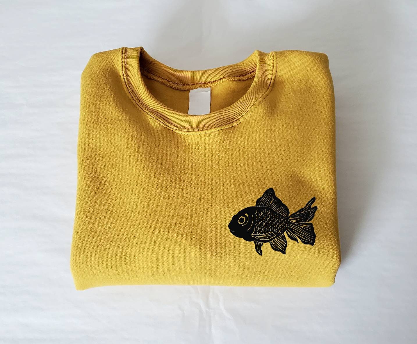 Sweat-shirt de poisson, col d’équipage imprimé à la main unisexe, illustration de poisson d’or imprimé en bloc, pull en polaire douce, vêtements d’automne, mode éthique