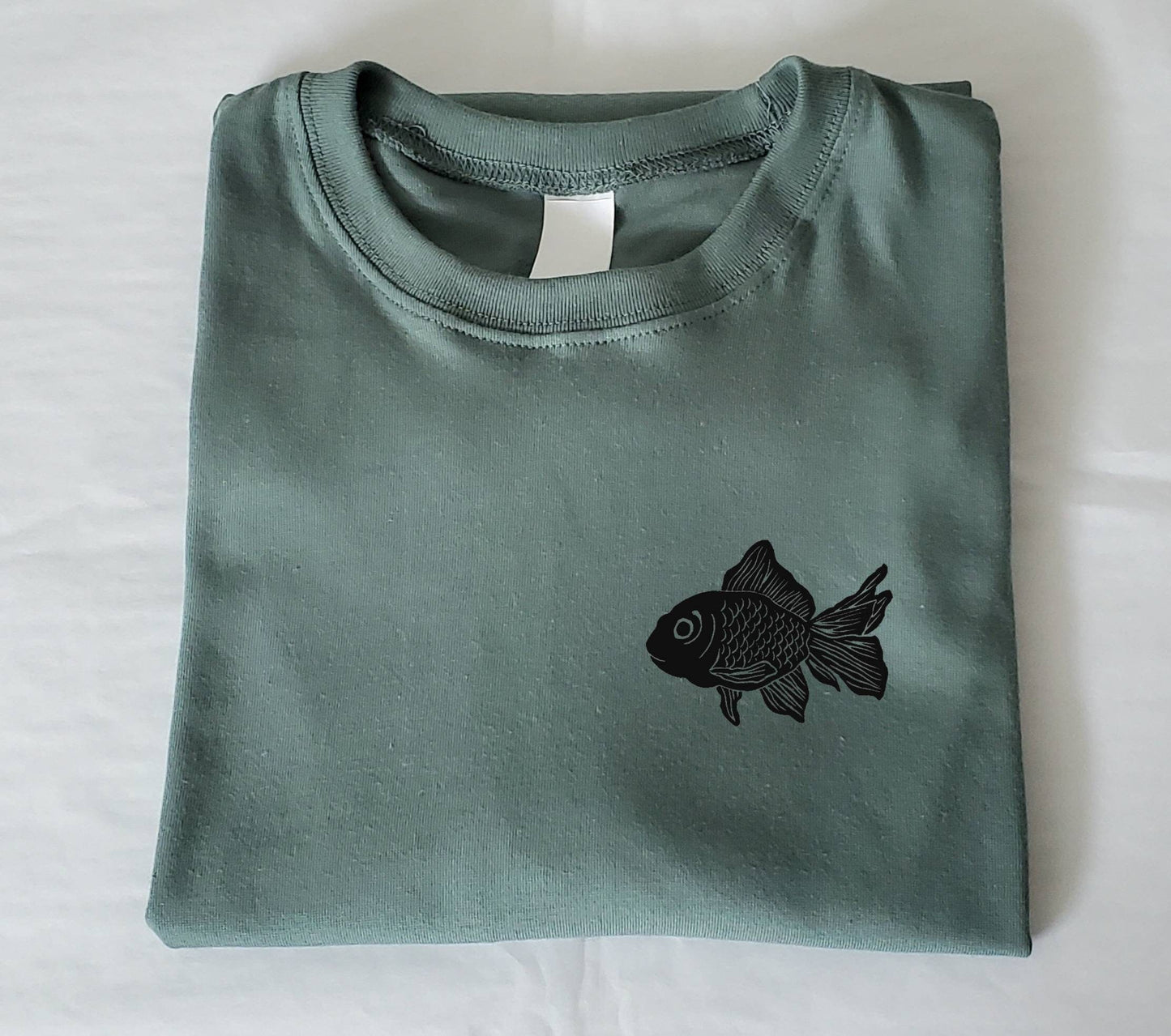 T-shirt de poisson, tee-shirt unisexe imprimé à la main, chemise de poisson d’or minimaliste, t-shirt doux imprimé en bloc unique, mode éthique