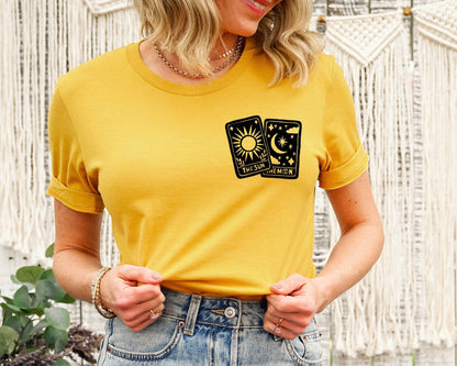 T-shirt de carte de tarot, t-shirt oracle UNISEX imprimé à la main, tee-shirt imprimé soleil et lune, mode minimaliste, vêtements uniques, mode éthique