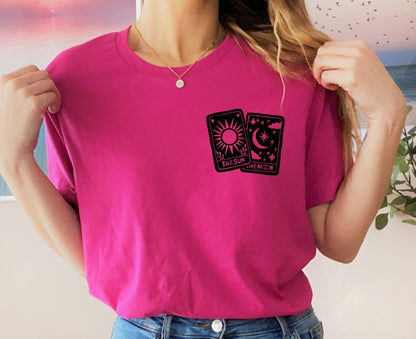 T-shirt de carte de tarot, t-shirt oracle UNISEX imprimé à la main, tee-shirt imprimé soleil et lune, mode minimaliste, vêtements uniques, mode éthique