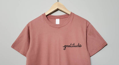 T-shirt gratitude, t-shirt UNISEX imprimé à la main, tee-shirt calligraphie, mode minimaliste, vêtements uniques, cadeau pour elle ou lui, mode éthique