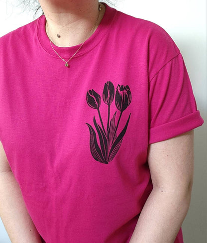 T-shirt tulipe, tee-shirt à fleurs unisexe imprimé à la main, design floral minimaliste, t-shirt imprimé en bloc unique, chemise d'été douce, mode éthique