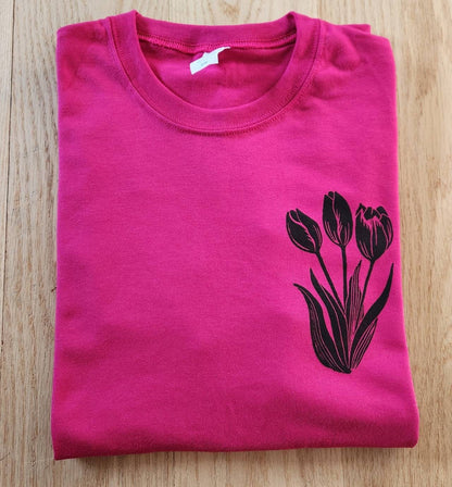 T-shirt tulipe, tee-shirt à fleurs unisexe imprimé à la main, design floral minimaliste, t-shirt imprimé en bloc unique, chemise d'été douce, mode éthique