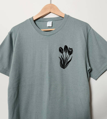 T-shirt tulipe, tee-shirt à fleurs unisexe imprimé à la main, design floral minimaliste, t-shirt imprimé en bloc unique, chemise d'été douce, mode éthique