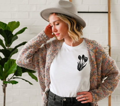 T-shirt tulipe, tee-shirt à fleurs unisexe imprimé à la main, design floral minimaliste, t-shirt imprimé en bloc unique, chemise d'été douce, mode éthique