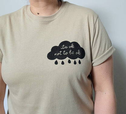 C’est ok de ne pas être ok t-shirt, t-shirt nuage pluvieux UNISEX imprimé à la main, thème de soins personnels, tee-shirt de sensibilisation à la santé mentale, mode estivale éthique