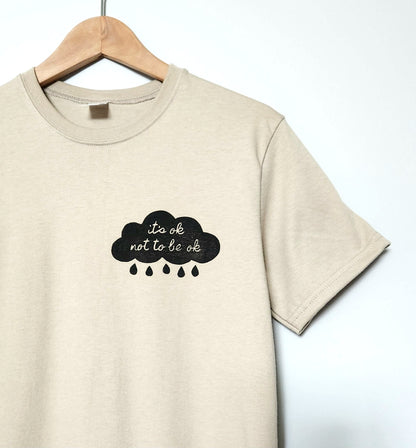 C’est ok de ne pas être ok t-shirt, t-shirt nuage pluvieux UNISEX imprimé à la main, thème de soins personnels, tee-shirt de sensibilisation à la santé mentale, mode estivale éthique