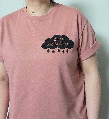 C’est ok de ne pas être ok t-shirt, t-shirt nuage pluvieux UNISEX imprimé à la main, thème de soins personnels, tee-shirt de sensibilisation à la santé mentale, mode estivale éthique