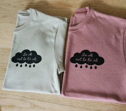 C’est ok de ne pas être ok t-shirt, t-shirt nuage pluvieux UNISEX imprimé à la main, thème de soins personnels, tee-shirt de sensibilisation à la santé mentale, mode estivale éthique