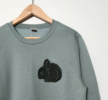 Sweat-shirt de lapin, col d’équipage imprimé à la main unisexe, illustration de lapin imprimée en bloc, pull mignon doux, vêtements d’automne, mode éthique