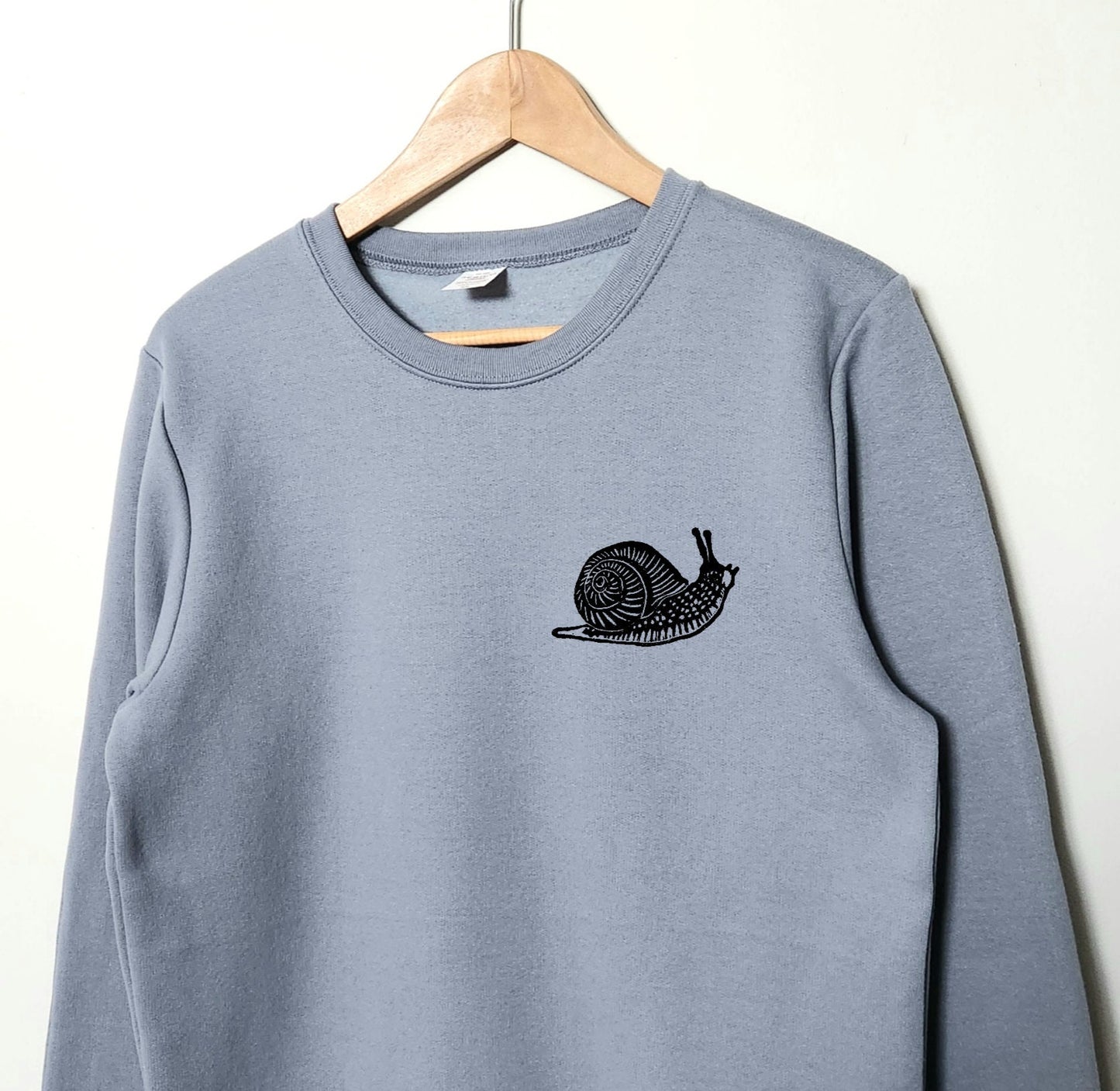 Sweat-shirt escargot, col d’équipage imprimé à la main unisexe, illustration d’escargot imprimée en bloc, pull en polaire douce, vêtements d’automne, mode éthique