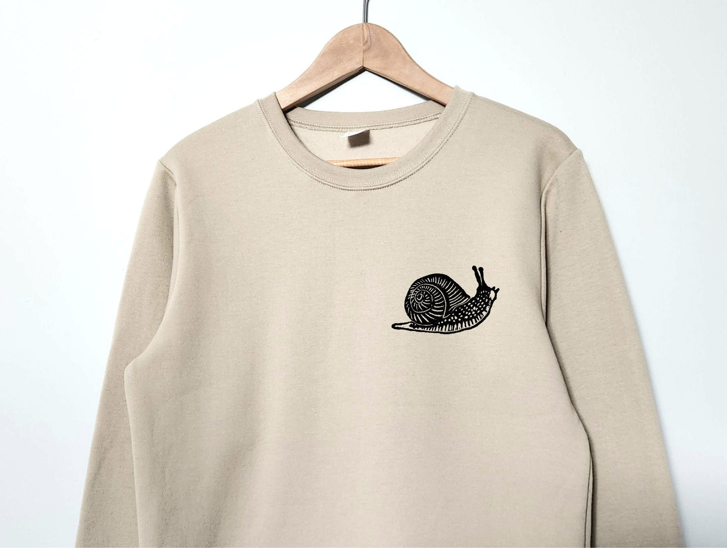 Sweat-shirt escargot, col d’équipage imprimé à la main unisexe, illustration d’escargot imprimée en bloc, pull en polaire douce, vêtements d’automne, mode éthique