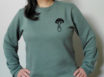 Sweat-shirt aux champignons, col d’équipage aux champignons linocut, pull imprimé à la main unisexe, pull botanique doux, mode éthique
