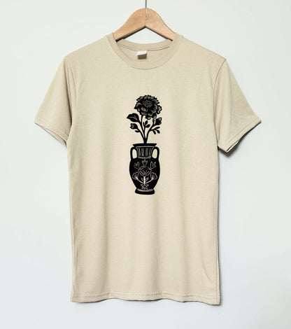 T-shirt vase à fleurs, t-shirt imprimé à la main UNISEX, imprimé botanique linocut, illustration de thème floral imprimé en bloc, mode éthique