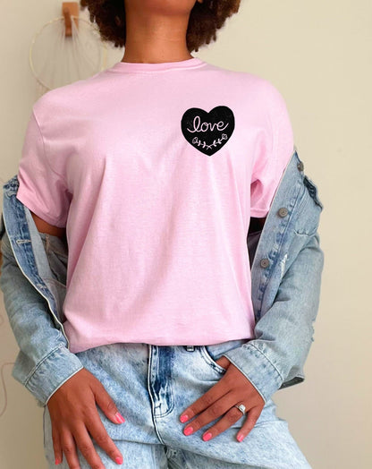 T-shirt d’amour graphique, t-shirt UNISEX imprimé à la main, tee-shirt imprimé cœur, mode minimaliste, cadeau unique, design imprimé en bloc, mode éthique