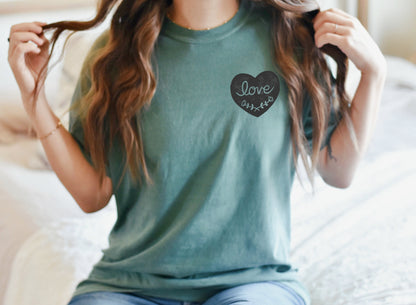 T-shirt d’amour graphique, t-shirt UNISEX imprimé à la main, tee-shirt imprimé cœur, mode minimaliste, cadeau unique, design imprimé en bloc, mode éthique