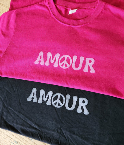 T-shirt Amour, t-shirt unisexe amour imprimé à la main, tee-shirt imprimé graphique paix et amour, design imprimé bloc minimaliste, mode estivale éthique