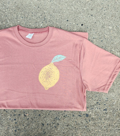 T-shirt citron, tee-shirt aux fruits unisexe imprimé à la main, t-shirt unique aux agrumes imprimés en bloc, chemise linocut printemps été douce, mode éthique