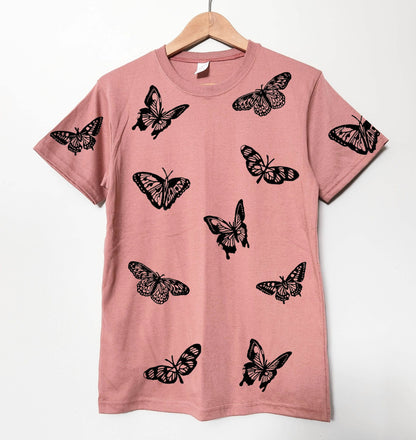 T-shirt papillon, t-shirt unisexe imprimé à la main, imprimé d'insectes linogravés, illustration de thème botanique imprimé en bloc, mode éthique