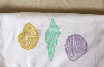 T-shirt coquillage, tee-shirt unisexe océan imprimé à la main, thème coquillages pastel, t-shirt de plage imprimé bloc, mode estivale biologique éthique