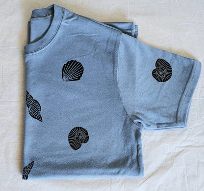 T-shirt coquillages, t-shirt unisexe imprimé à la main, imprimé sur le thème de l'océan linogravé, illustration de la mer côtière imprimée en bloc, mode éthique