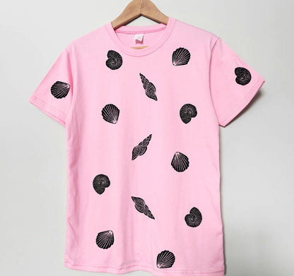 T-shirt coquillages, t-shirt unisexe imprimé à la main, imprimé sur le thème de l'océan linogravé, illustration de la mer côtière imprimée en bloc, mode éthique