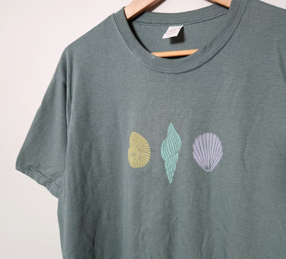 T-shirt coquillage, tee-shirt unisexe océan imprimé à la main, thème coquillages pastel, t-shirt de plage imprimé bloc, mode estivale biologique éthique