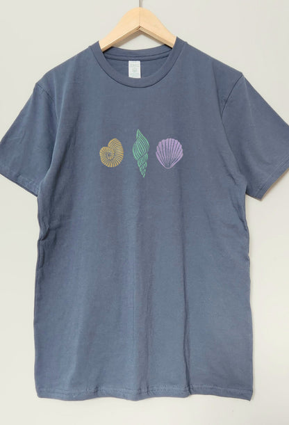 T-shirt coquillage, tee-shirt unisexe océan imprimé à la main, thème coquillages pastel, t-shirt de plage imprimé bloc, mode estivale biologique éthique