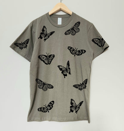 T-shirt papillon, t-shirt unisexe imprimé à la main, imprimé d'insectes linogravés, illustration de thème botanique imprimé en bloc, mode éthique